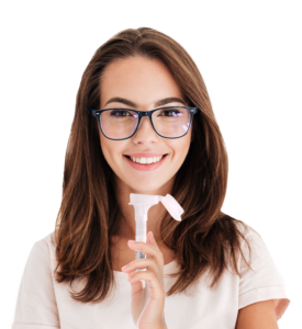 Eine brünette Frau mit Brille hält einen Endotest® Speicheltest in der Hand, um eine Endometriose zu diagnostizieren oder auszuschließen.